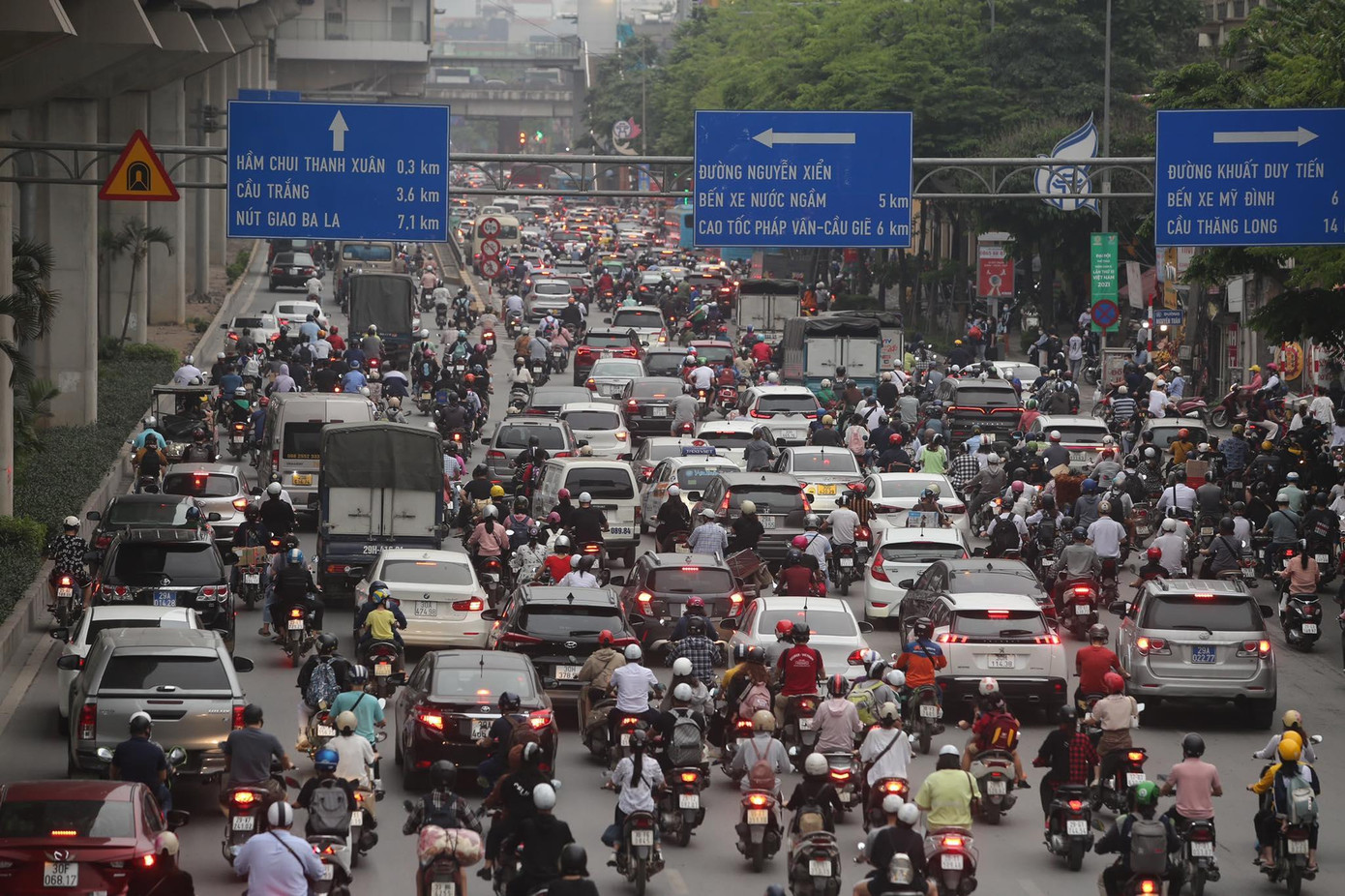 Kế tiếp đó, đường Nguyễn Trãi cũng rơi vào cảnh tương tự. Kế tiếp đó, đường Nguyễn Trãi cũng rơi vào cảnh tương tự.