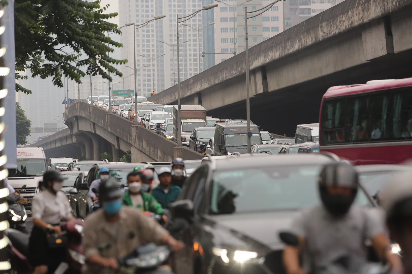 Lối xuống đường vành đai 3 trên cao ô tô phải xếp hàng dài. Lối xuống đường vành đai 3 trên cao ô tô phải xếp hàng dài.