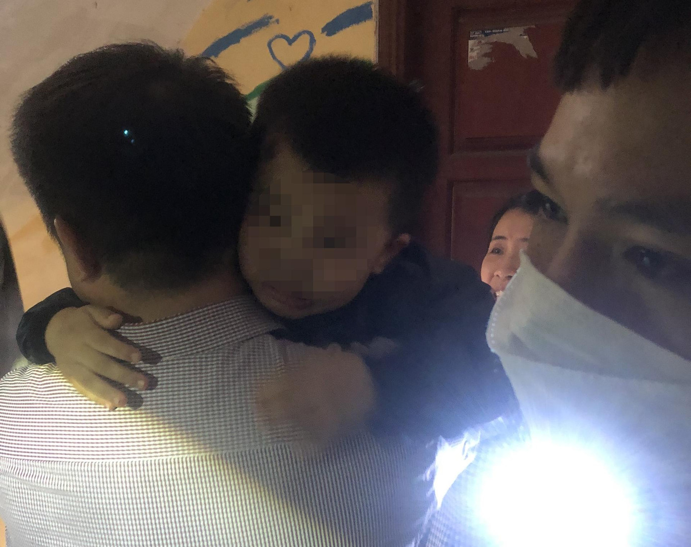 Cháu bé được giải cứu ra ngoài an toàn.