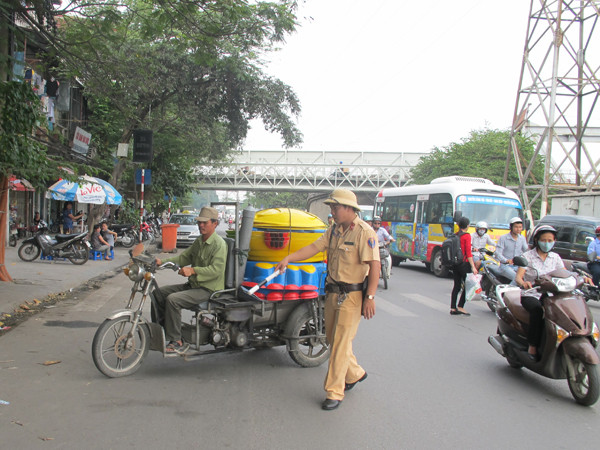 Thiếu tá Trần Quang Vinh, Đội phó Đội CSGT số 1 cho biết, ba ngày vừa qua đơn vị đã xử lý gần 10 trường hợp vi phạm. Sáng nay, Đội CSGT số 1 còn tập trung xử lý các trường hợp xe máy chở hàng cồng kềnh tại khu vực gần chợ Đồng Xuân, Bắc Qua