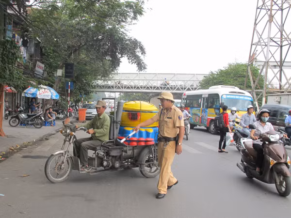 Thiếu tá Trần Quang Vinh, Đội phó Đội CSGT số 1 cho biết, ba ngày vừa qua đơn vị đã xử lý gần 10 trường hợp vi phạm. Sáng nay, Đội CSGT số 1 còn tập trung xử lý các trường hợp xe máy chở hàng cồng kềnh tại khu vực gần chợ Đồng Xuân, Bắc Qua
