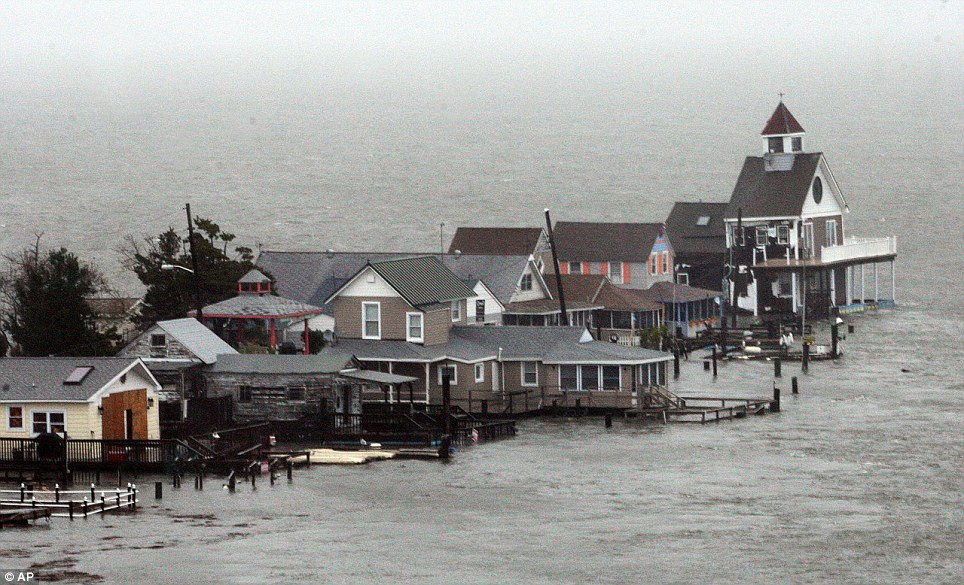 Nhiều ngôi nhà ở bắc Wildwood, bang New Jersey chìm trong biển nước