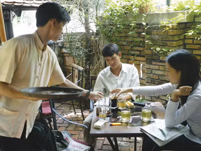 Sinh viên phục vụ quán cà phê, một trong những việc làm thêm được nhiều sinh viên chọn