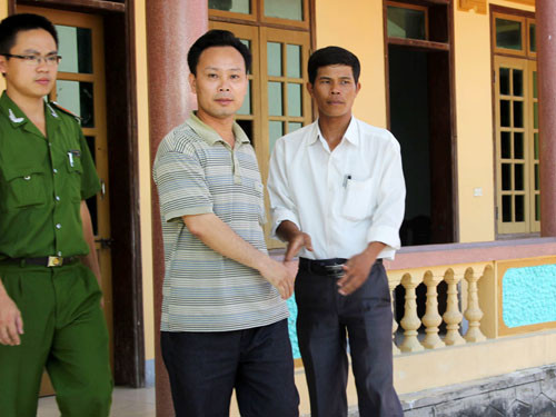 Ông Cao Viết Đức bắt tay đồng nghiệp trước khi bị di lý về trụ sở công an