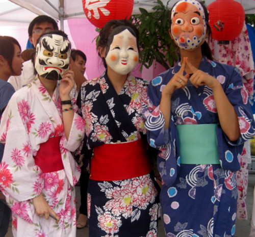 Các bạn trẻ tạo dáng trong trang phục truyền thống Nhật Bản
