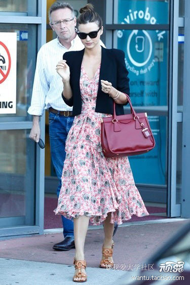 Siêu mẫu chọn quần jeans đơn giản kết hợp cùng áo khoác da bông, túi Prada và một chiếc khăn sáng màu. Cô nàng gây ấn tượng mạnh khi xuống phố với váy bút chì da rắn Balenciaga và áo sơ mi đen. Miranda nổi bật với chiếc quần da đen kết hợp cùng áo len Isabel Marant xuyệt tông với giày cao gót màu đỏ. Miranda biết chính xác làm thế nào để đôi chân dài của cô nàng được tỏa sáng trên phố. Legging da, sơmi trắng và giầy cao gót đen đã giúp cô nàng có bộ cánh hoàn hảo.