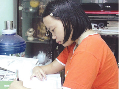 Bị tật bẩm sinh phải viết tay trái, nhưng thành tích học tập của Duyên thật đáng nể phục . Bị tật bẩm sinh phải viết tay trái, nhưng thành tích học tập của Duyên thật đáng nể phục