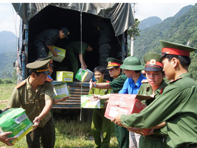  Đoàn viên thanh niên Quân đội và Công an chuyển hàng cứu trợ cho đồng bào miền Trung bị thiên tai, bão lũ