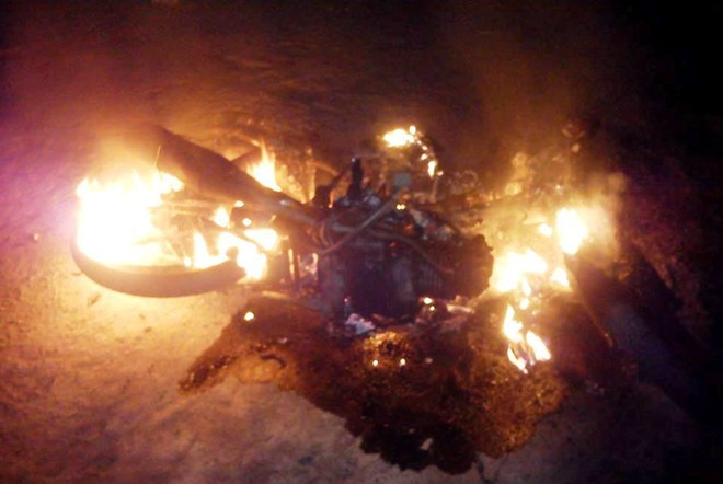 Chiếc xe của "cẩu tặc" vứt lại bị người dân đốt cháy. Chiếc xe của