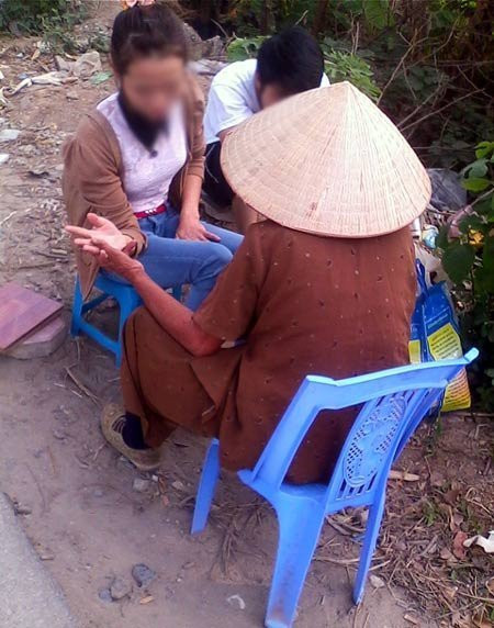 Không cần lôi kéo hay mời chào như các hàng bói dạo khác, bà cụ vẫn luôn đông khách. Nhất là các bạn trẻ. Không cần lôi kéo hay mời chào như các hàng bói dạo khác, bà cụ vẫn luôn đông khách. Nhất là các bạn trẻ