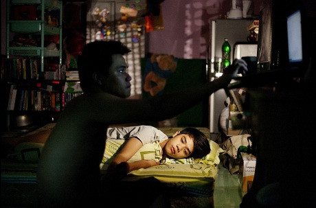 Hùng đang chọn nhạc từ máy tính để thư giãn cùng cậu bạn trai tên Ngân sau một ngày làm việc. Họ đã ở bên nhau 6 năm