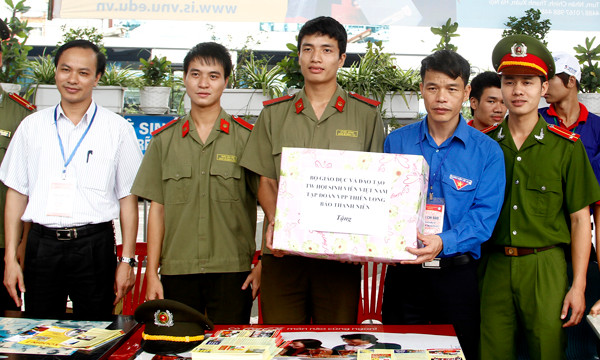 Anh Vũ Thanh Mai tặng quà cho các bạn tình nguyện viên tham gia Tiếp sức mùa thi tại bến xe Nước Ngầm