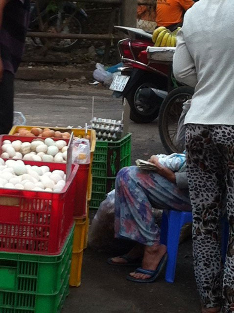 Giá trứng hai tháng nay giảm liên tục, nông dân tìm cách tiêu thụ trứng nhanh để cắt lỗ. Giá trứng hai tháng nay giảm liên tục, nông dân tìm cách tiêu thụ trứng nhanh để cắt lỗ