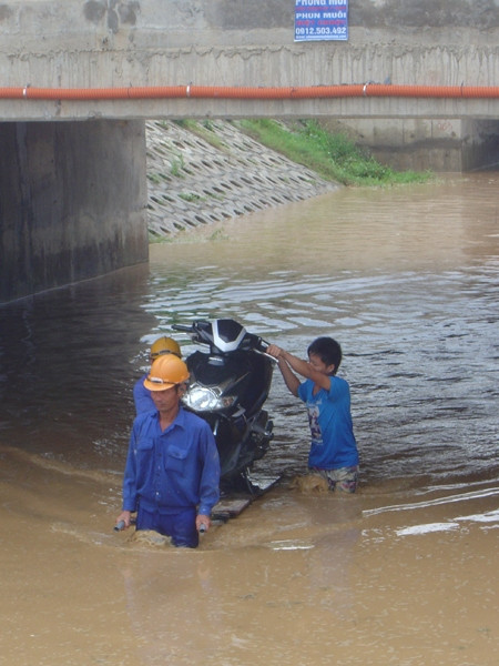Dịch vụ trở xe máy qua hầm với giá 20.000 đồng