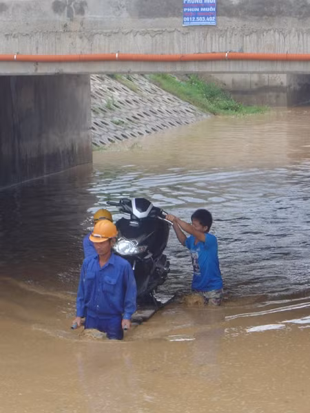 Dịch vụ trở xe máy qua hầm với giá 20.000 đồng