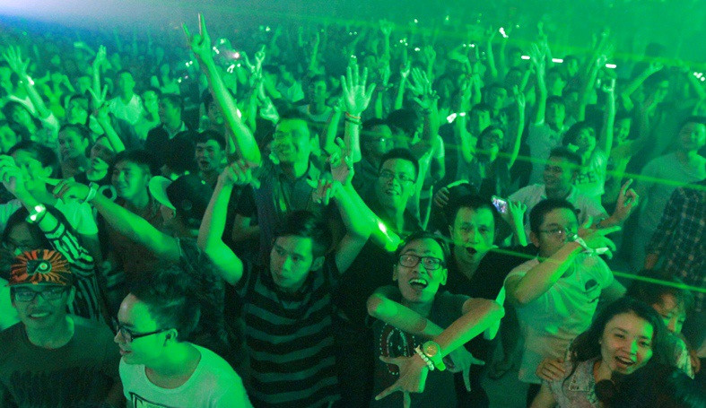 Gần 5,000 bạn trẻ yêu nhạc bất chấp cơn mưa nặng hạt đã có mặt tại SECC và bùng nổ cùng đêm nhạc. Heineken Live Access 2013 đã mang đến cho khán giả hâm mộ bia Heineken tại Việt Nam một trải nghiệm âm nhạc xứng tầm đẳng cấp quốc tế