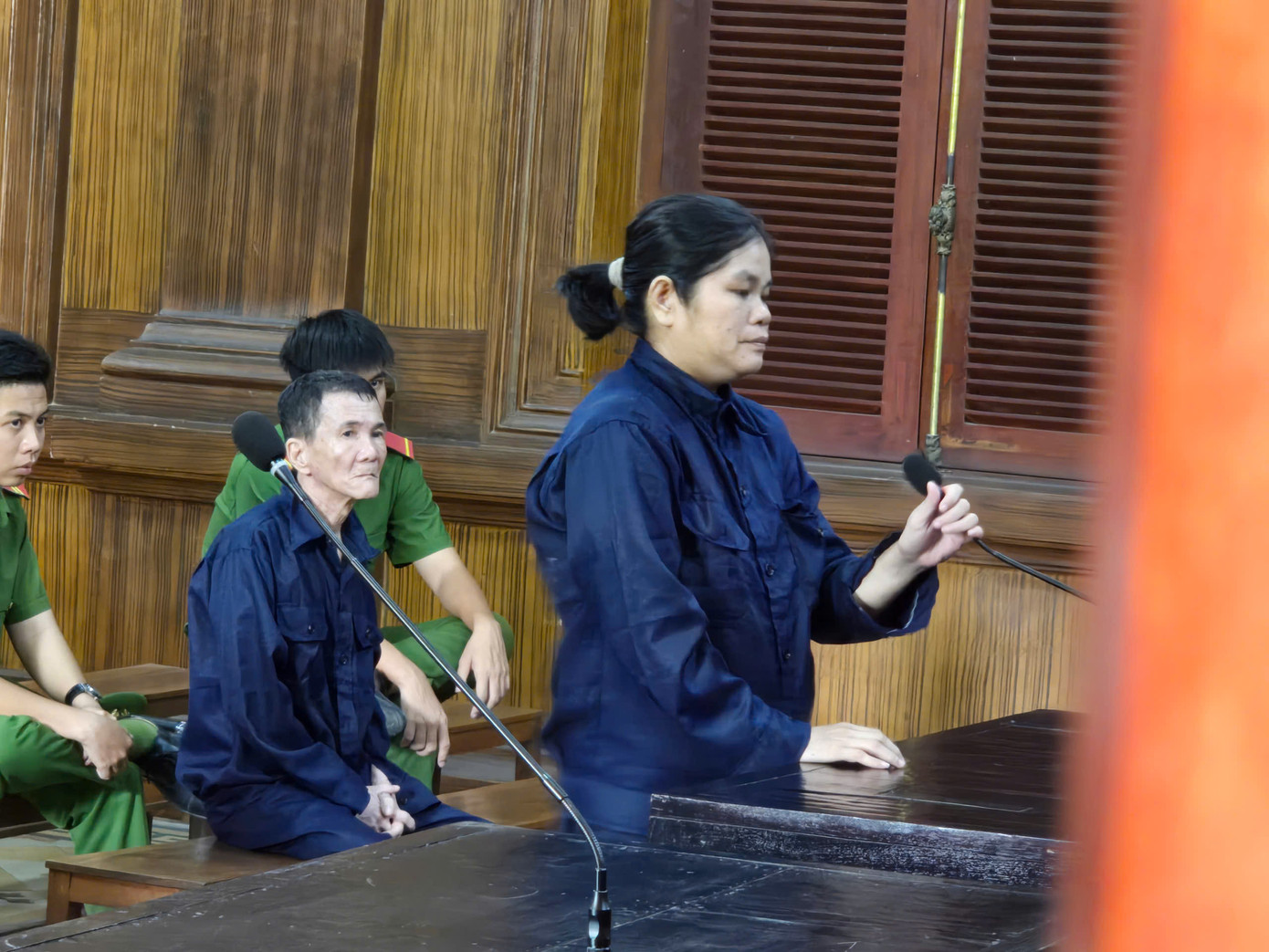 Hai bị cáo tại phiên tòa.