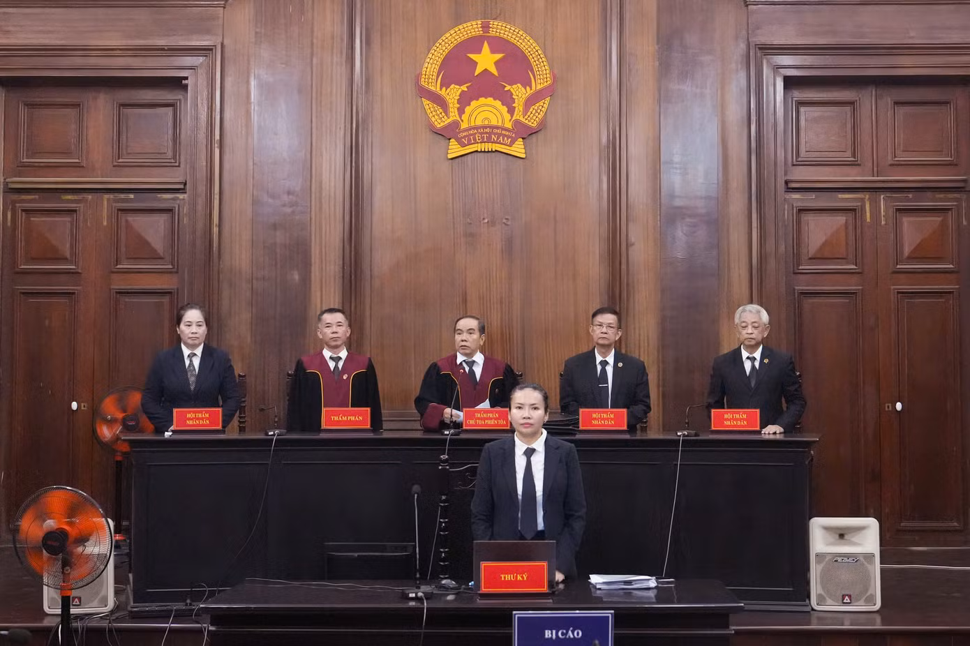 HĐXX phiên tòa sơ thẩm xét xử vụ sai phạm liên quan khu 'đất vàng' 132 Bến Vân Đồn.