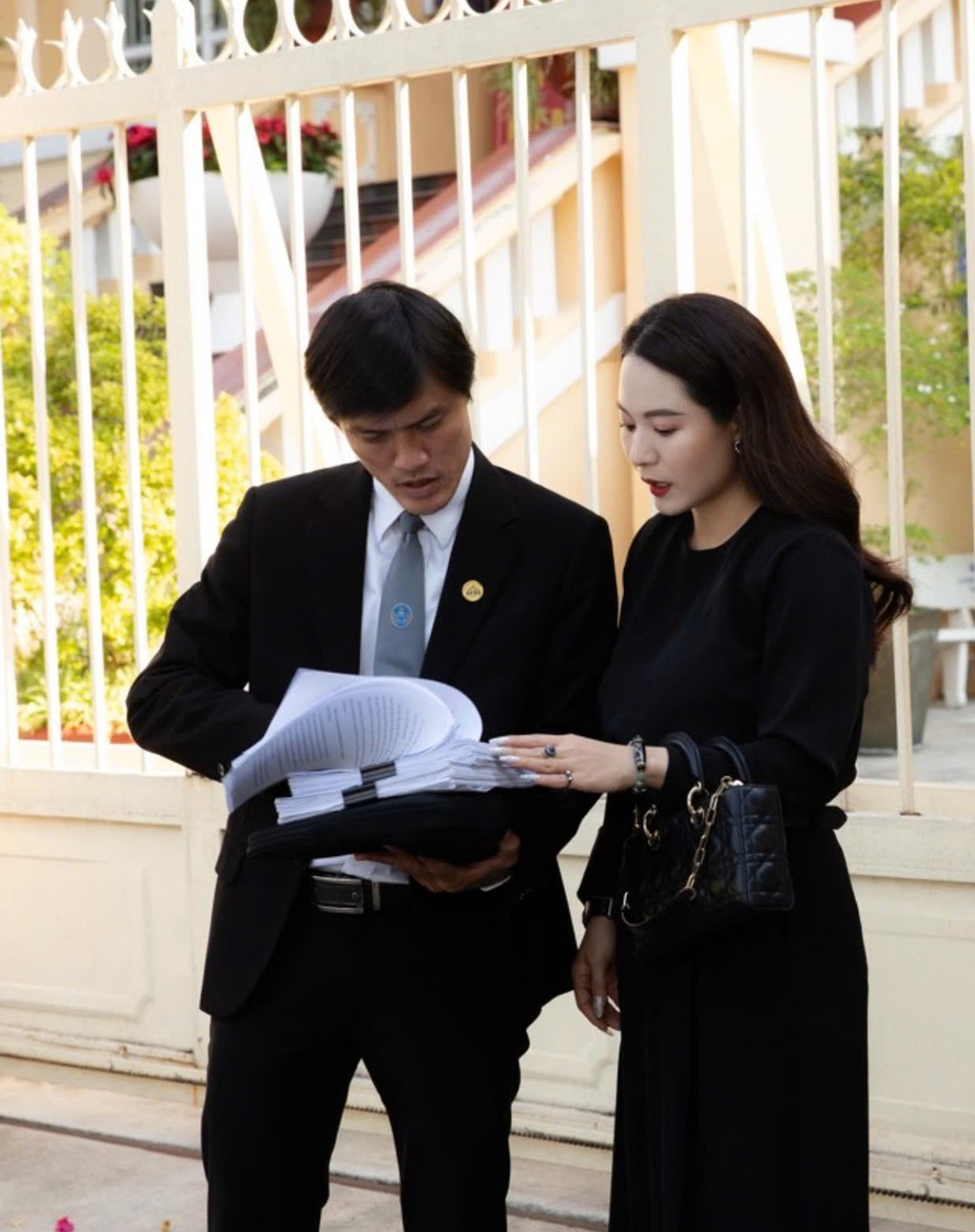 Bà Phạm Hoài Linh và luật sư bảo vệ quyền lợi tại khuôn viên tòa án.