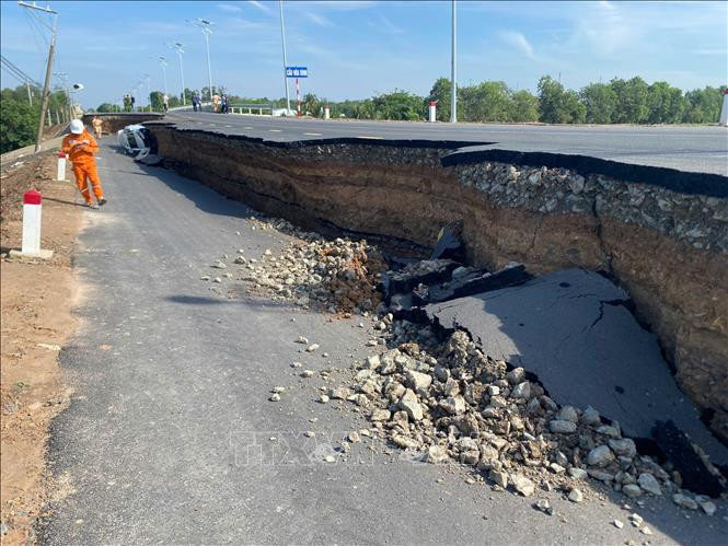 Đoạn sụt lún đoạn đường dẫn vào chân cầu Hòa Bình. Ảnh: Thanh Tân