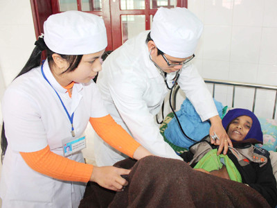 Các y bác sĩ chăm sóc cho bà A lăng Nghiếc ở TT Y tế Tây Giang Ảnh: Nam Cường