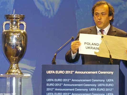 Giành quyền đăng cai sẽ mang lại nhiều lợi ích cho Ba Lan và Ukraine