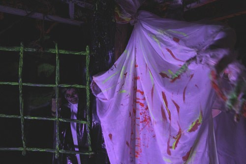  Cung đường từ cổng khu du lịch vào sân khấu dài hoảng 300m được “biến” thành “cung đường ma” với nhiều hồn ma hóa trang làm nhiều người thót tim. Trong ảnh: Những bóng ma hóa trang trên “con đường ma”