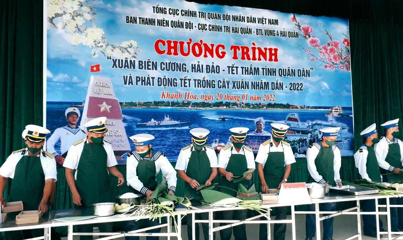 Cán bộ chiến sỹ trong lễ hội bánh chưng xanh Cán bộ chiến sỹ trong lễ hội bánh chưng xanh