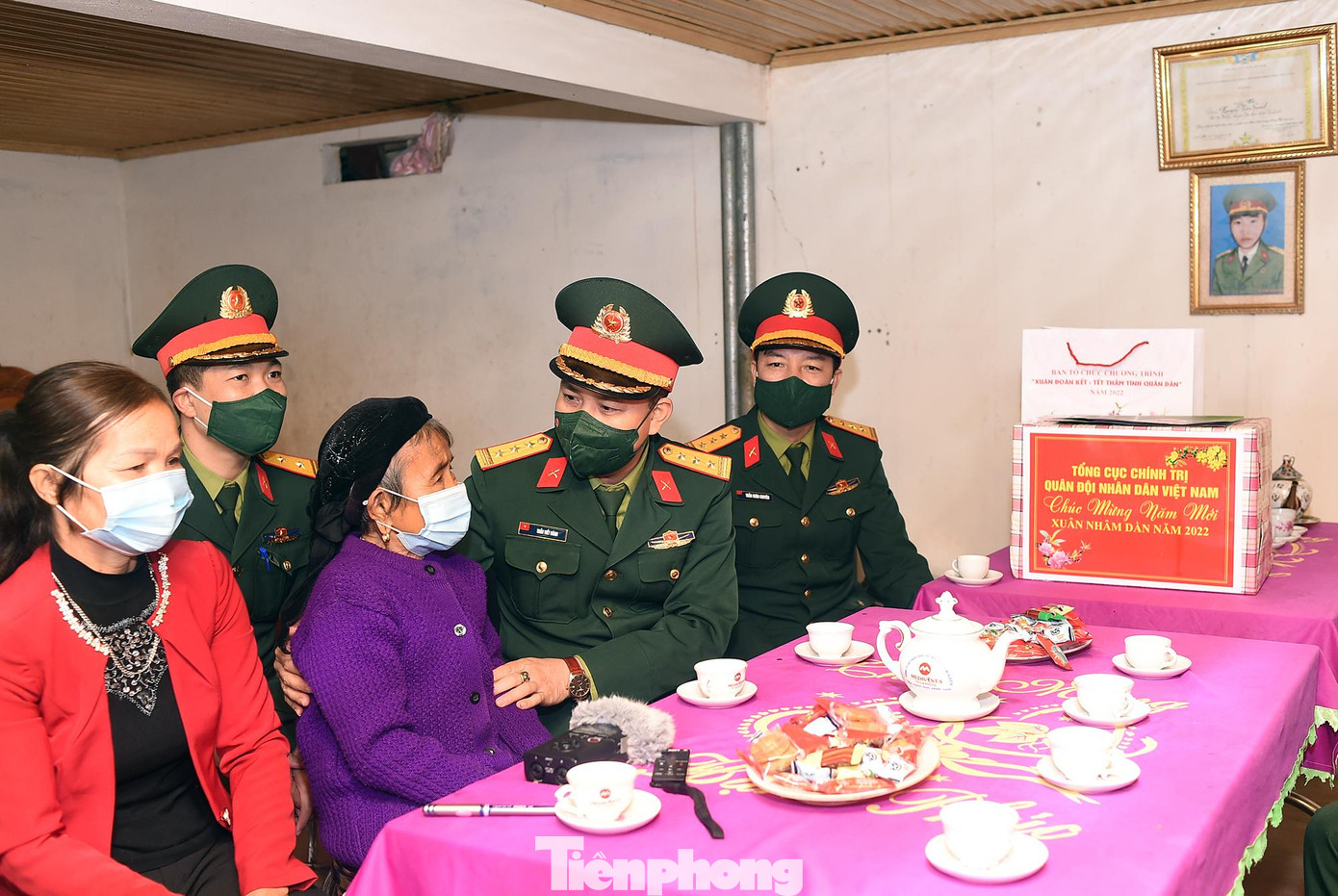 Thượng tá Trần Viết Năng - Trưởng Ban Thanh niên Quân đội thăm, tặng quà Mẹ Việt Nam Anh hùng Nguyễn Thị Lảnh năm nay 90 tuổi (xã Mỹ Lương), có con trai đầu Nguyễn Văn Soát hy sinh tại chiến trường Quảng Trị năm 1972. Thượng tá Trần Viết Năng - Trưởng Ban Thanh niên Quân đội thăm, tặng quà Mẹ Việt Nam Anh hùng Nguyễn Thị Lảnh năm nay 90 tuổi (xã Mỹ Lương), có con trai đầu Nguyễn Văn Soát hy sinh tại chiến trường Quảng Trị năm 1972.