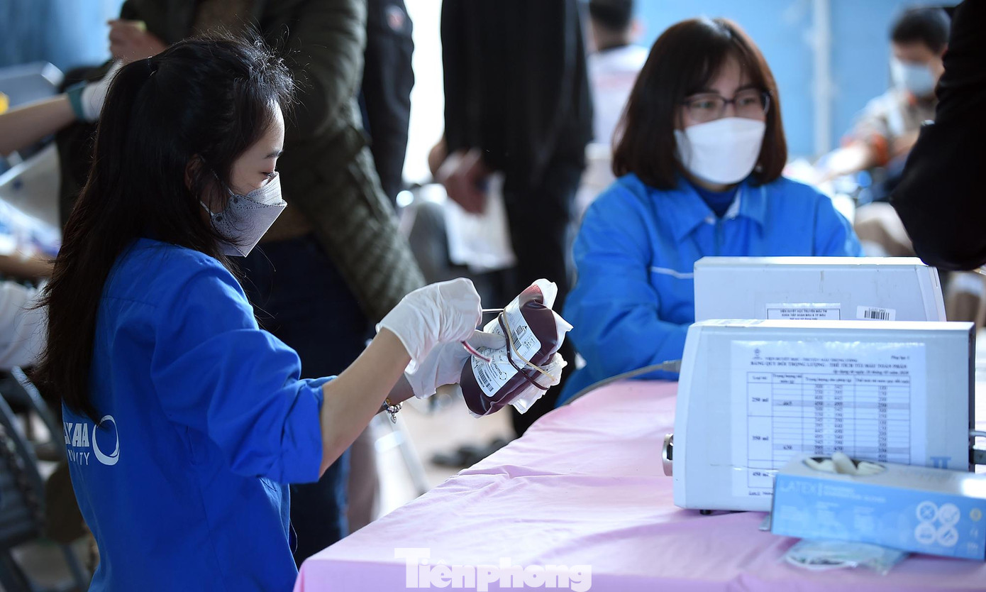 Chương trình hiến máu Chủ nhật Đỏ lần thứ XIV năm 2022 diễn ra tại Hòa Bình ngày 22/1 đã tiếp nhận 817 đơn vị máu.