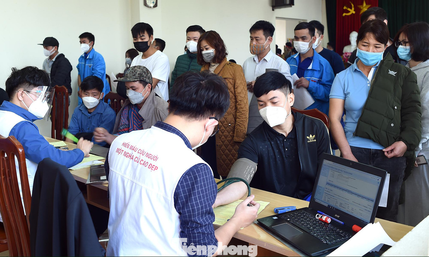 Ngày 22/1, đông đảo bạn trẻ Hòa Bình hưởng ứng, đăng ký hiến máu chương trình Chủ nhật Đỏ lần thứ XIV năm 2022 và lan tỏa thông điệp &quot;Hiến máu cứu người - Sinh mệnh của bạn và tôi&quot;.