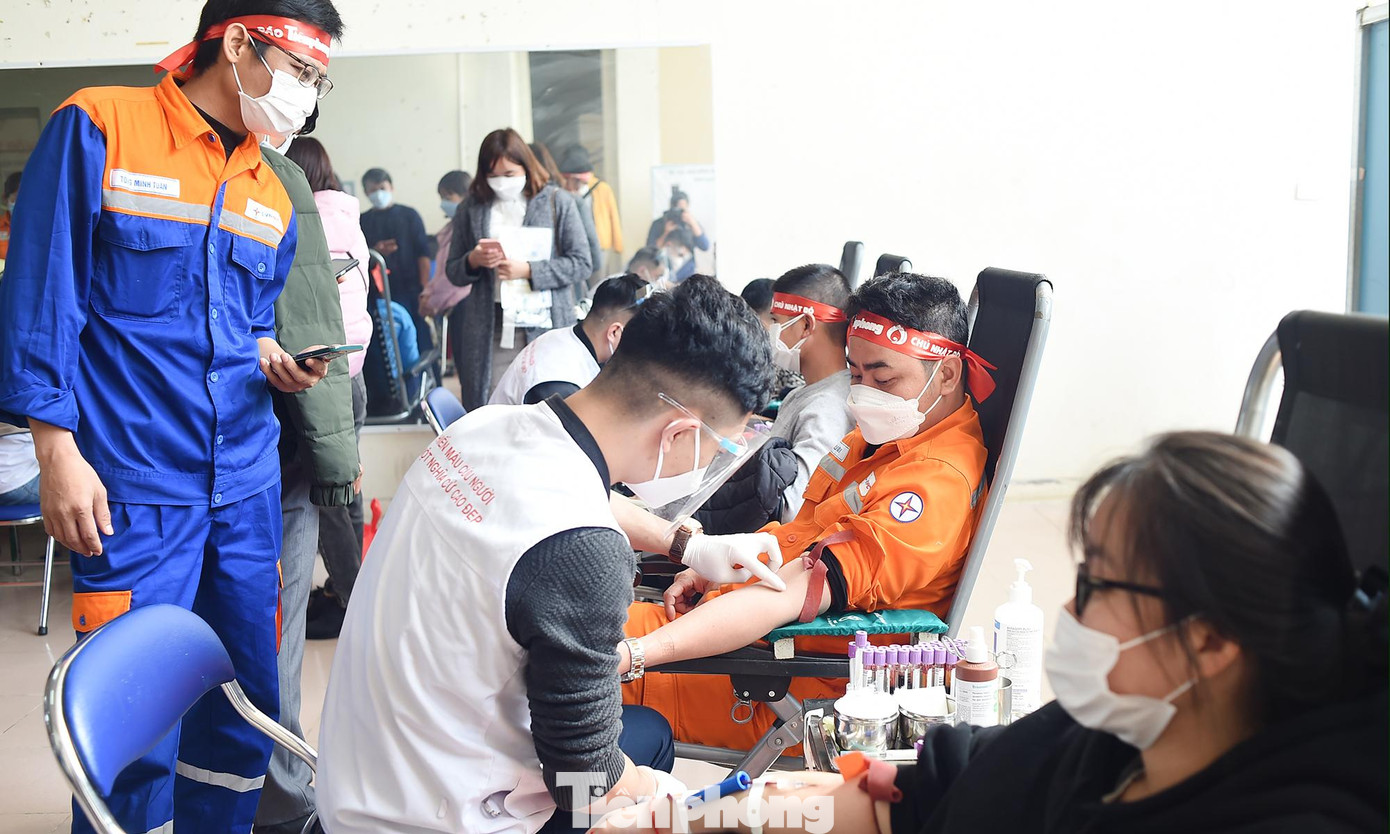 Ngay từ sáng sớm, đoàn viên thanh niên và người dân Hòa Bình đã có mặt tại Trung tâm hoạt động Thanh thiếu niên (TP Hòa Bình) để đăng ký và khám sàng lọc sức khỏe trước khi hiến máu.