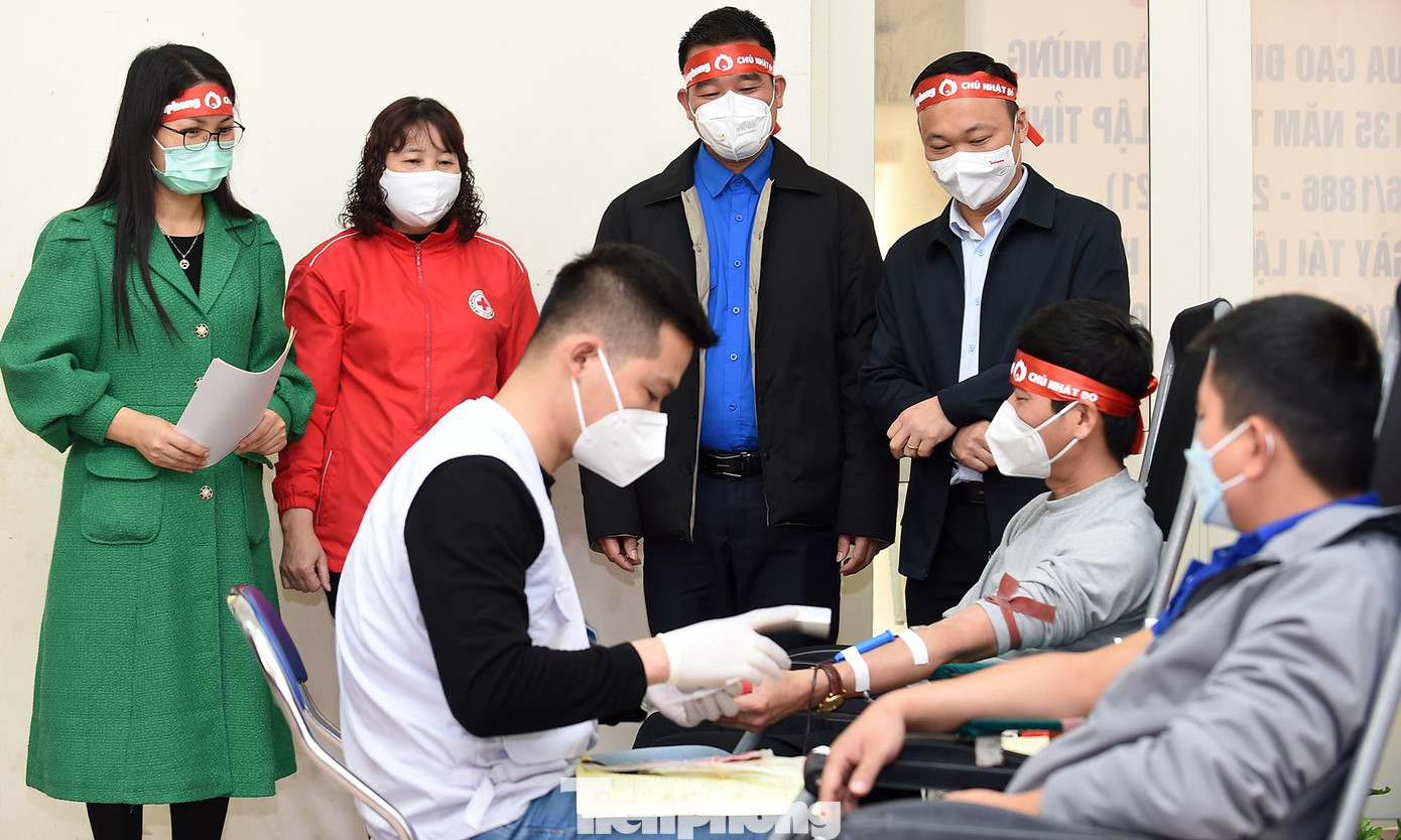 Đại diện Ban Tổ chức, anh Phạm Tuấn Anh - Ủy viên Ban Chấp hành T.Ư Đoàn, Phó Trưởng Ban Thanh niên báo Tiền Phong; anh Nguyễn Duy Tư - Phó Bí thư Tỉnh Đoàn Hòa Bình thăm, động viên các tình nguyện viên hiến máu trong chương trình.