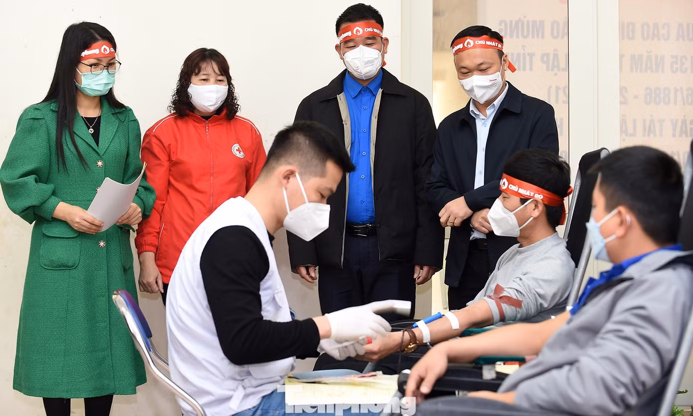Đại diện Ban Tổ chức, anh Phạm Tuấn Anh - Ủy viên Ban Chấp hành T.Ư Đoàn, Phó Trưởng Ban Thanh niên báo Tiền Phong; anh Nguyễn Duy Tư - Phó Bí thư Tỉnh Đoàn Hòa Bình thăm, động viên các tình nguyện viên hiến máu trong chương trình. Đại diện Ban Tổ chức, anh Phạm Tuấn Anh - Ủy viên Ban Chấp hành T.Ư Đoàn, Phó Trưởng Ban Thanh niên báo Tiền Phong; anh Nguyễn Duy Tư - Phó Bí thư Tỉnh Đoàn Hòa Bình thăm, động viên các tình nguyện viên hiến máu trong chương trình.