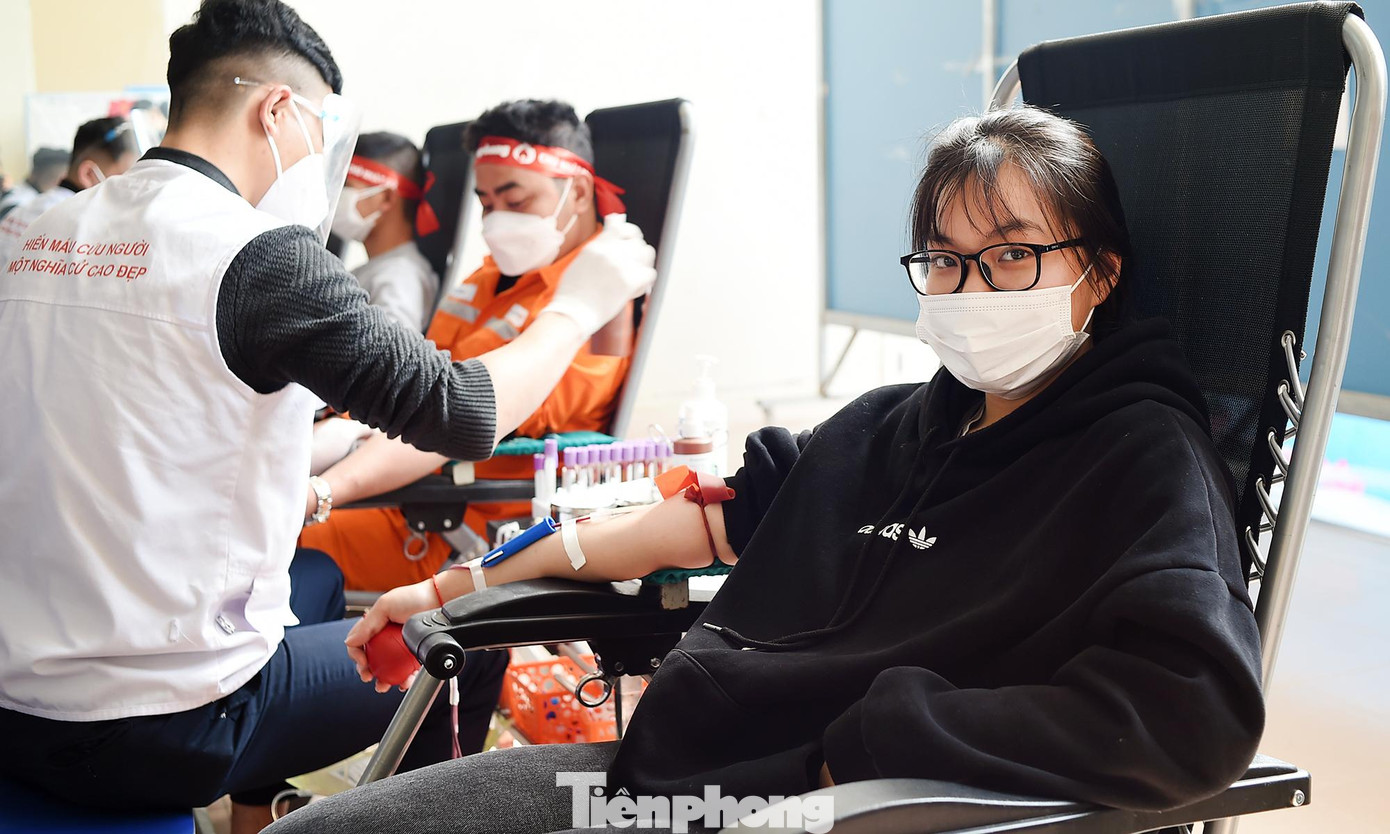 Vương Lan Anh (SN 2003) hiện là sinh viên Cao đẳng Sư phạm Hòa Bình không giấu niềm vui khi đủ điều kiện sức khỏe để lần thứ hai được hiến máu. &quot;Tôi hạnh phúc vì bản thân đủ điều kiện cho máu, qua đó có thể sẻ chia những giọt máu mang hy vọng, góp thêm sự sống tới những người bệnh&quot;, Lan Anh nói. Cô cũng cho hay, niềm mong muốn thực hiện hành động ý nghĩa này đã vượt qua những lo lắng ban đầu về dịch COVID-19 còn diễn biến phức tạp.