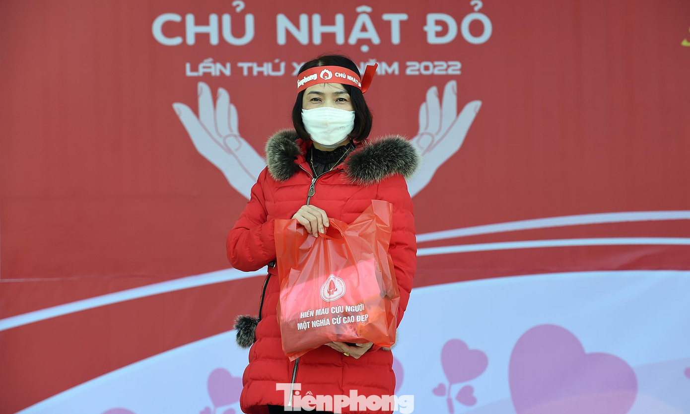 Cô giáo Trần Thị Phương (SN 1973, Trường Tiểu học Trần Quốc Toản - TP Hòa Bình) lần thứ 5 hiến máu, là lần thứ hai đến với chương trình Chủ nhật Đỏ. Chị Phương cho hay, từng làm công tác Đoàn, Tổng phụ trách Đội nên rất ủng hộ phong trào do Đoàn tổ chức, phát động, hoạt động thiện nguyện vì cộng đồng, nhất là hiến máu cứu người. &quot;Giáp Tết Nguyên đán là thời điểm các bệnh viện rất cần máu để điều trị, cấp cứu, do đó tôi mong muốn được sẻ chia, góp sức cùng cộng đồng giảm tải áp lực về máu điều trị, mang tới niềm hy vọng cho những người bệnh&quot;, chị Phương nói.