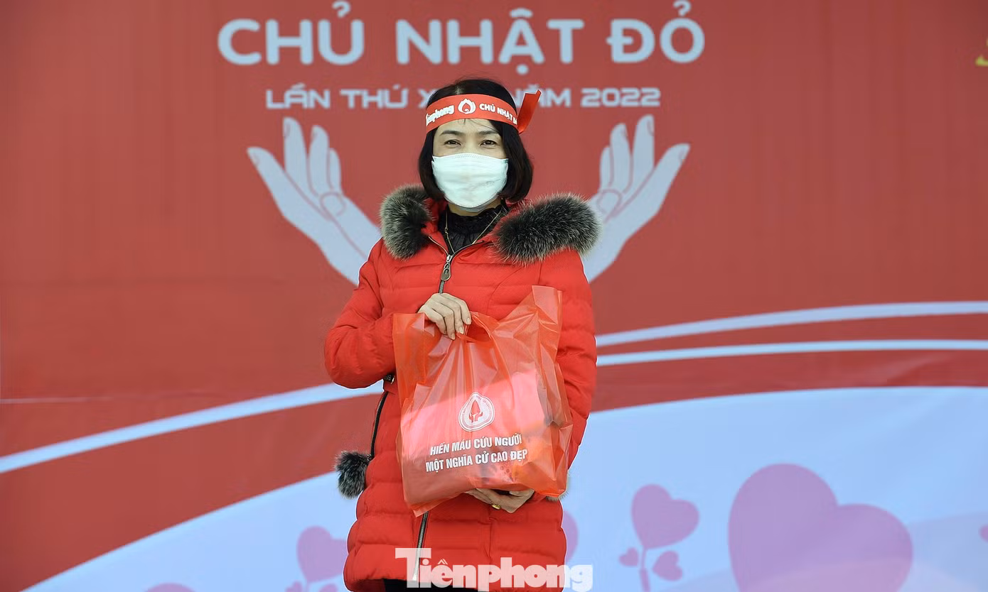 Cô giáo Trần Thị Phương (SN 1973, Trường Tiểu học Trần Quốc Toản - TP Hòa Bình) lần thứ 5 hiến máu, là lần thứ hai đến với chương trình Chủ nhật Đỏ. Chị Phương cho hay, từng làm công tác Đoàn, Tổng phụ trách Đội nên rất ủng hộ phong trào do Đoàn tổ chức, phát động, hoạt động thiện nguyện vì cộng đồng, nhất là hiến máu cứu người. "Giáp Tết Nguyên đán là thời điểm các bệnh viện rất cần máu để điều trị, cấp cứu, do đó tôi mong muốn được sẻ chia, góp sức cùng cộng đồng giảm tải áp lực về máu điều trị, mang tới niềm hy vọng cho những người bệnh", chị Phương nói. Cô giáo Trần Thị Phương (SN 1973, Trường Tiểu học Trần Quốc Toản - TP Hòa Bình) lần thứ 5 hiến máu, là lần thứ hai đến với chương trình Chủ nhật Đỏ. Chị Phương cho hay, từng làm công tác Đoàn, Tổng phụ trách Đội nên rất ủng hộ phong trào do Đoàn tổ chức, phát động, hoạt động thiện nguyện vì cộng đồng, nhất là hiến máu cứu người. "Giáp Tết Nguyên đán là thời điểm các bệnh viện rất cần máu để điều trị, cấp cứu, do đó tôi mong muốn được sẻ chia, góp sức cùng cộng đồng giảm tải áp lực về máu điều trị, mang tới niềm hy vọng cho những người bệnh", chị Phương nói.