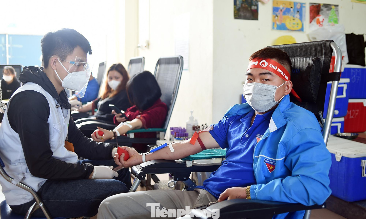 Bùi Đức Mạnh (SN 1996, xã Tuân Đạo huyện Lạc Sơn) hiện mở xưởng nhôm kính tại gia đình, dậy từ 5h sáng đi xe máy xuống huyện hơn 30km để nhập đoàn của huyện, rồi vượt quãng đường xa hơn về thành phố tham gia Chủ nhật Đỏ. Anh chia sẻ: &quot;Quãng đường có xa nhưng không khó nhọc bằng những người bệnh đang hàng ngày chữa trị, nhất là trong dịp Tết Nguyên đán. Đây là lần thứ 5 tôi tham gia hiến máu không chỉ để bản thân cải thiện sức khỏe, quan trọng hơn có thể góp sức để những người bệnh cần máu điều trị khỏe hơn và ở lại với cuộc đời&quot;. Lần hiến máu này, anh tiếp tục hiến 350ml.