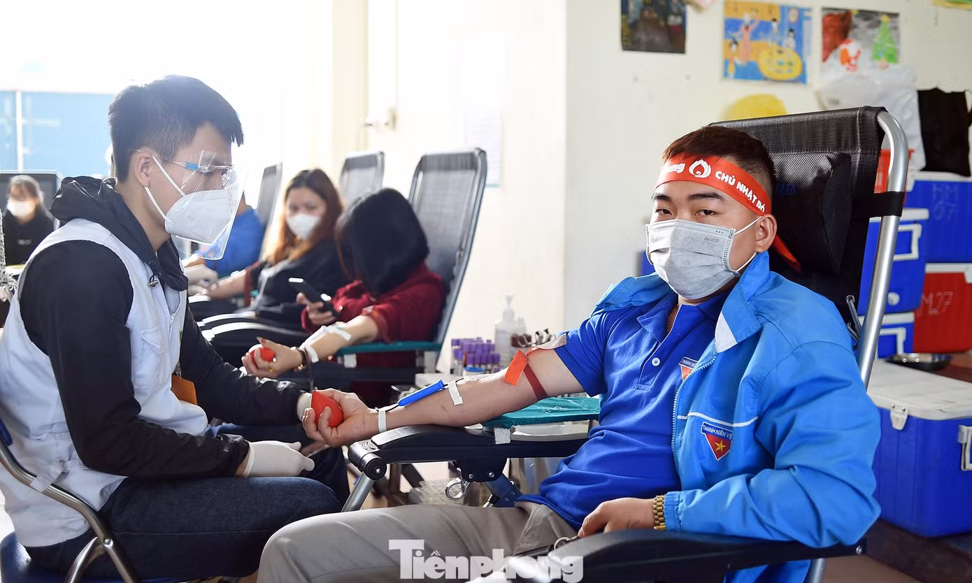 Bùi Đức Mạnh (SN 1996, xã Tuân Đạo huyện Lạc Sơn) hiện mở xưởng nhôm kính tại gia đình, dậy từ 5h sáng đi xe máy xuống huyện hơn 30km để nhập đoàn của huyện, rồi vượt quãng đường xa hơn về thành phố tham gia Chủ nhật Đỏ. Anh chia sẻ: "Quãng đường có xa nhưng không khó nhọc bằng những người bệnh đang hàng ngày chữa trị, nhất là trong dịp Tết Nguyên đán. Đây là lần thứ 5 tôi tham gia hiến máu không chỉ để bản thân cải thiện sức khỏe, quan trọng hơn có thể góp sức để những người bệnh cần máu điều trị khỏe hơn và ở lại với cuộc đời". Lần hiến máu này, anh tiếp tục hiến 350ml. Bùi Đức Mạnh (SN 1996, xã Tuân Đạo huyện Lạc Sơn) hiện mở xưởng nhôm kính tại gia đình, dậy từ 5h sáng đi xe máy xuống huyện hơn 30km để nhập đoàn của huyện, rồi vượt quãng đường xa hơn về thành phố tham gia Chủ nhật Đỏ. Anh chia sẻ: "Quãng đường có xa nhưng không khó nhọc bằng những người bệnh đang hàng ngày chữa trị, nhất là trong dịp Tết Nguyên đán. Đây là lần thứ 5 tôi tham gia hiến máu không chỉ để bản thân cải thiện sức khỏe, quan trọng hơn có thể góp sức để những người bệnh cần máu điều trị khỏe hơn và ở lại với cuộc đời". Lần hiến máu này, anh tiếp tục hiến 350ml.