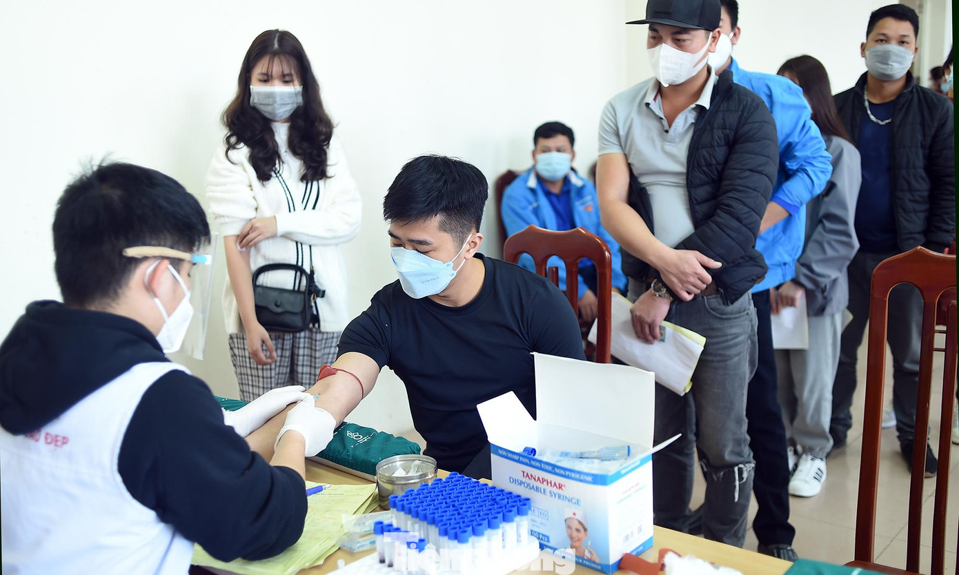 Chương trình Chủ nhật Đỏ do Báo Tiền Phong chủ trì, phối hợp với Viện Huyết học Truyền máu T.Ư, Ủy ban An toàn Giao thông Quốc gia, Ban Chỉ đạo vận động hiến máu tình nguyện và Đoàn Thanh niên các tỉnh, thành phố tổ chức. Để đảm bảo an toàn phòng chống dịch COVID-19, chương trình đã phân chia thời gian các đơn vị tham gia hiến máu, đồng thời thực hiện các biện pháp 5K như đeo khẩu trang, dung dịch sát khuẩn...