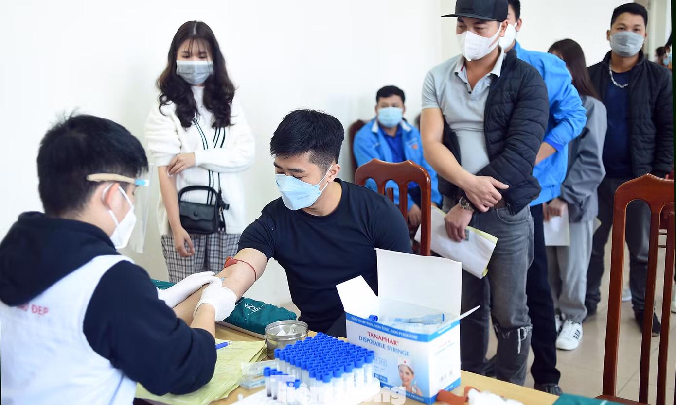 Chương trình Chủ nhật Đỏ do Báo Tiền Phong chủ trì, phối hợp với Viện Huyết học Truyền máu T.Ư, Ủy ban An toàn Giao thông Quốc gia, Ban Chỉ đạo vận động hiến máu tình nguyện và Đoàn Thanh niên các tỉnh, thành phố tổ chức. Để đảm bảo an toàn phòng chống dịch COVID-19, chương trình đã phân chia thời gian các đơn vị tham gia hiến máu, đồng thời thực hiện các biện pháp 5K như đeo khẩu trang, dung dịch sát khuẩn... Chương trình Chủ nhật Đỏ do Báo Tiền Phong chủ trì, phối hợp với Viện Huyết học Truyền máu T.Ư, Ủy ban An toàn Giao thông Quốc gia, Ban Chỉ đạo vận động hiến máu tình nguyện và Đoàn Thanh niên các tỉnh, thành phố tổ chức. Để đảm bảo an toàn phòng chống dịch COVID-19, chương trình đã phân chia thời gian các đơn vị tham gia hiến máu, đồng thời thực hiện các biện pháp 5K như đeo khẩu trang, dung dịch sát khuẩn...