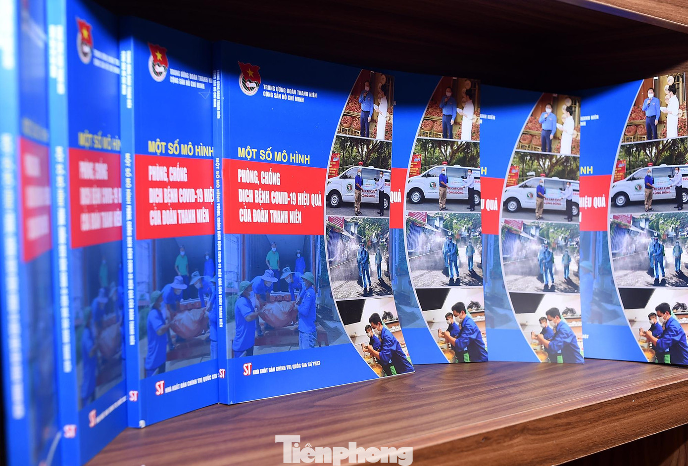 Cuốn sách &quot;Một số mô hình phòng, chống dịch bệnh COVID-19 hiệu quả của Đoàn Thanh niên&quot; trưng bày tại Tủ sách. Ảnh: Xuân Tùng