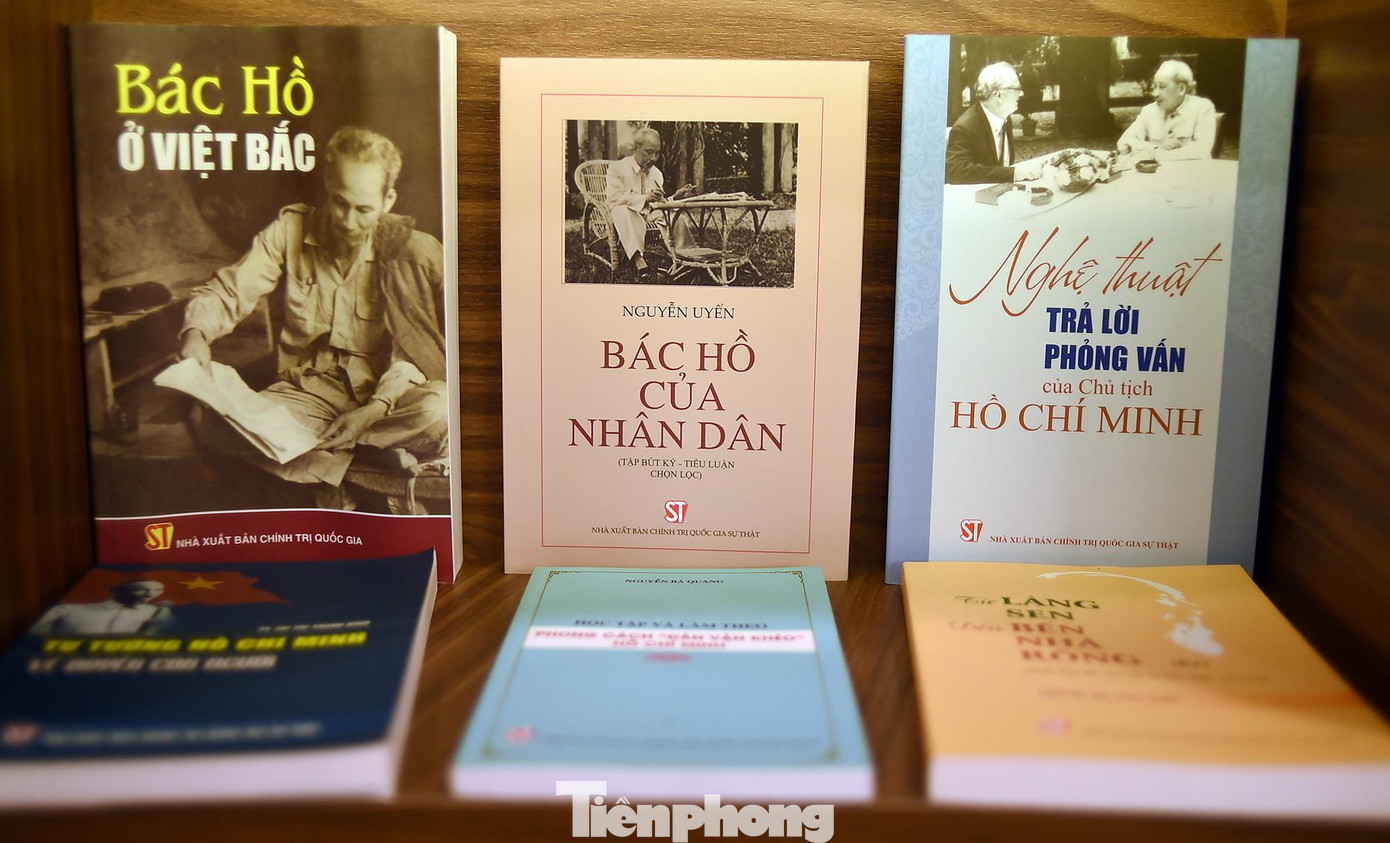 Một số cuốn sách trong tủ sách &quot;Thanh niên học và làm theo lời Bác&quot;. Ảnh: Xuân Tùng