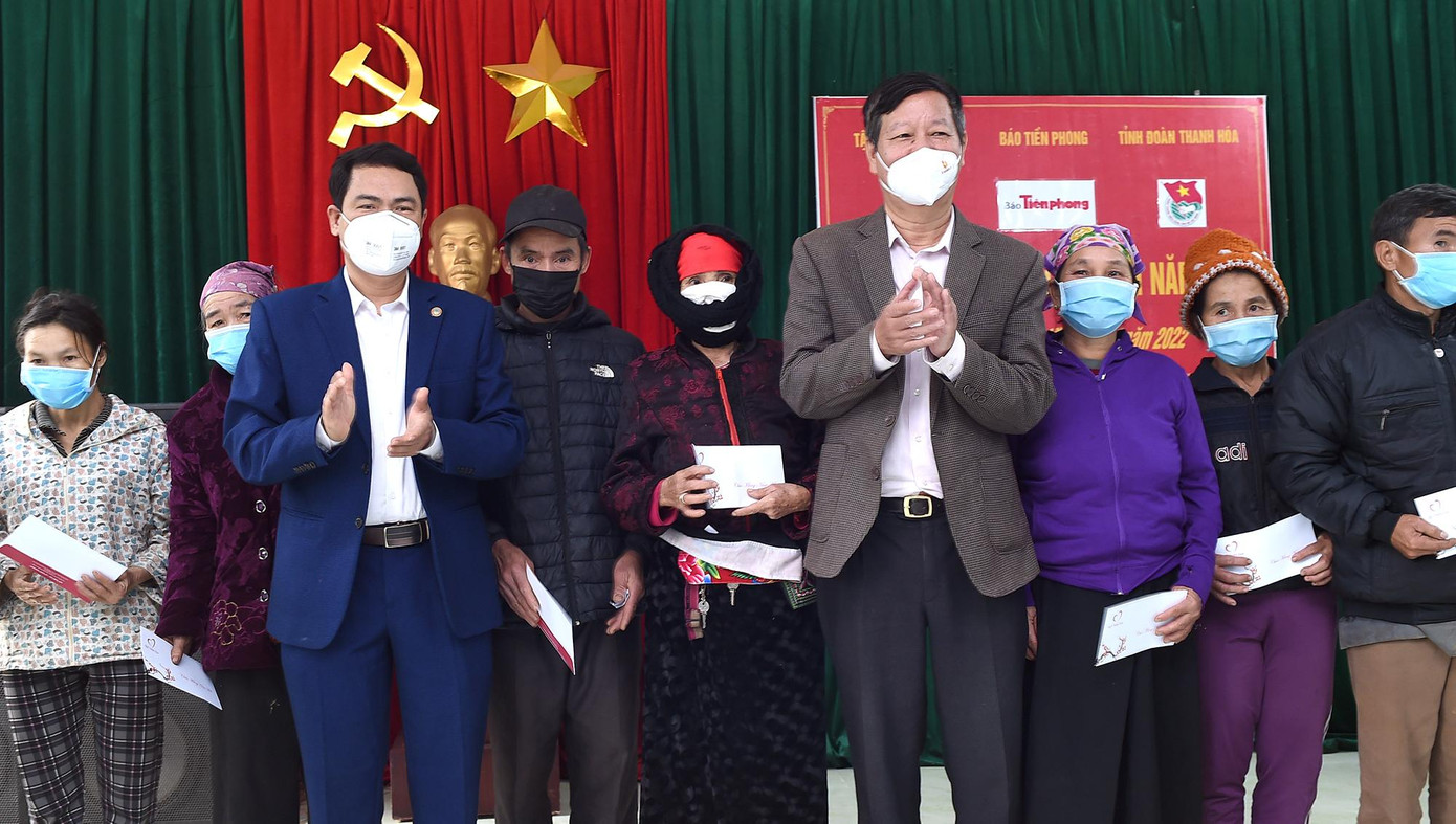 Ông Lê Khắc Hiệp - Phó Chủ tịch thường trực Tập đoàn Vingroup và ông Triệu Minh Xiết - Phó Bí thư thường trực Huyện ủy Mường Lát trao quà cho các hộ dân khó khăn xã Trung Lý