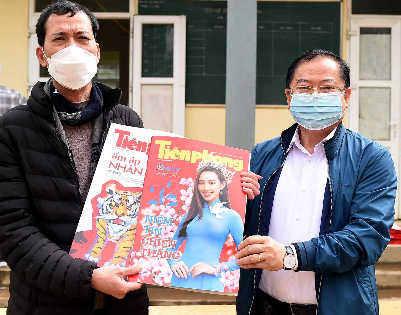 Nhà báo Lê Xuân Sơn tặng ấn phẩm Tết đến đại diện điểm trường Tiểu học Tây Tiến tại bản Sài Khao.