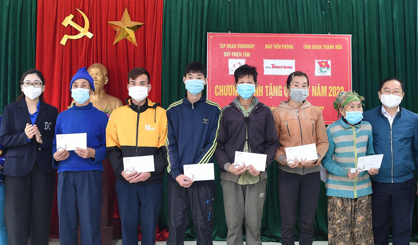 Tổng biên tập Báo Tiền Phong Lê Xuân Sơn và Phó Bí thư Tỉnh Đoàn Thanh Hóa Phùng Tố Linh trao quà các hộ dân khó khăn xã Trung Lý