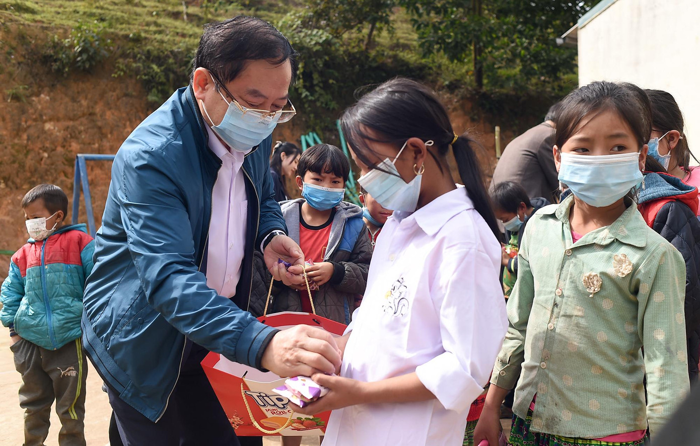 Bên cạnh những phần quà Tết, đoàn công tác chuẩn bị bánh kẹo tặng các em nhỏ bản Sài Khao.