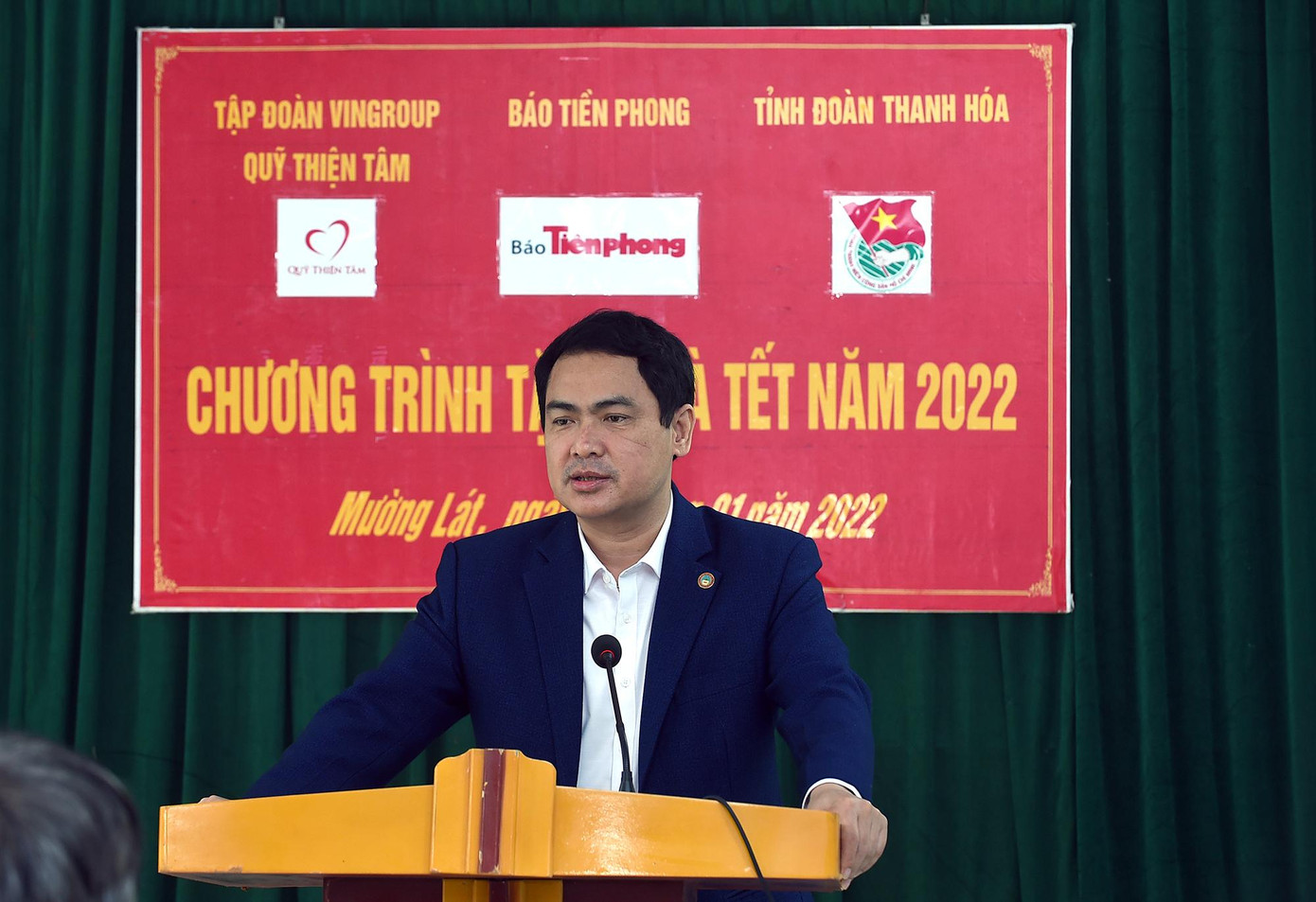 Ông Triệu Minh Xiết - Phó Bí thư thường trực Huyện ủy Mường Lát phát biểu cảm ơn Quỹ Thiện Tâm, Báo Tiền Phong đã có chương trình ý nghĩa sẻ chia khó khăn với các hộ dân khó khăn huyện Mường Lát.