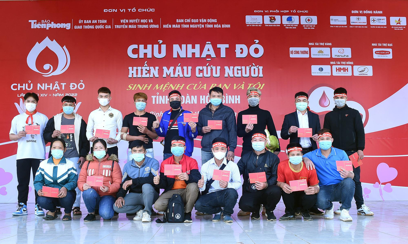 Hơn 20 bạn trẻ xóm Thung (xã Suối Hoa, huyện Tân Lạc) đã cùng tề tựu tại chương trình để thực hiện nghĩa cử cao đẹp hiến máu cứu người. Bùi Minh Hiếu (SN 1988) là một trong số bạn trẻ xóm Thung, hiện làm công nhân điện tử, cho biết bắt đầu hiến máu từ khi tham gia môi trường quân ngũ và đến nay đã hiến 16 lần.