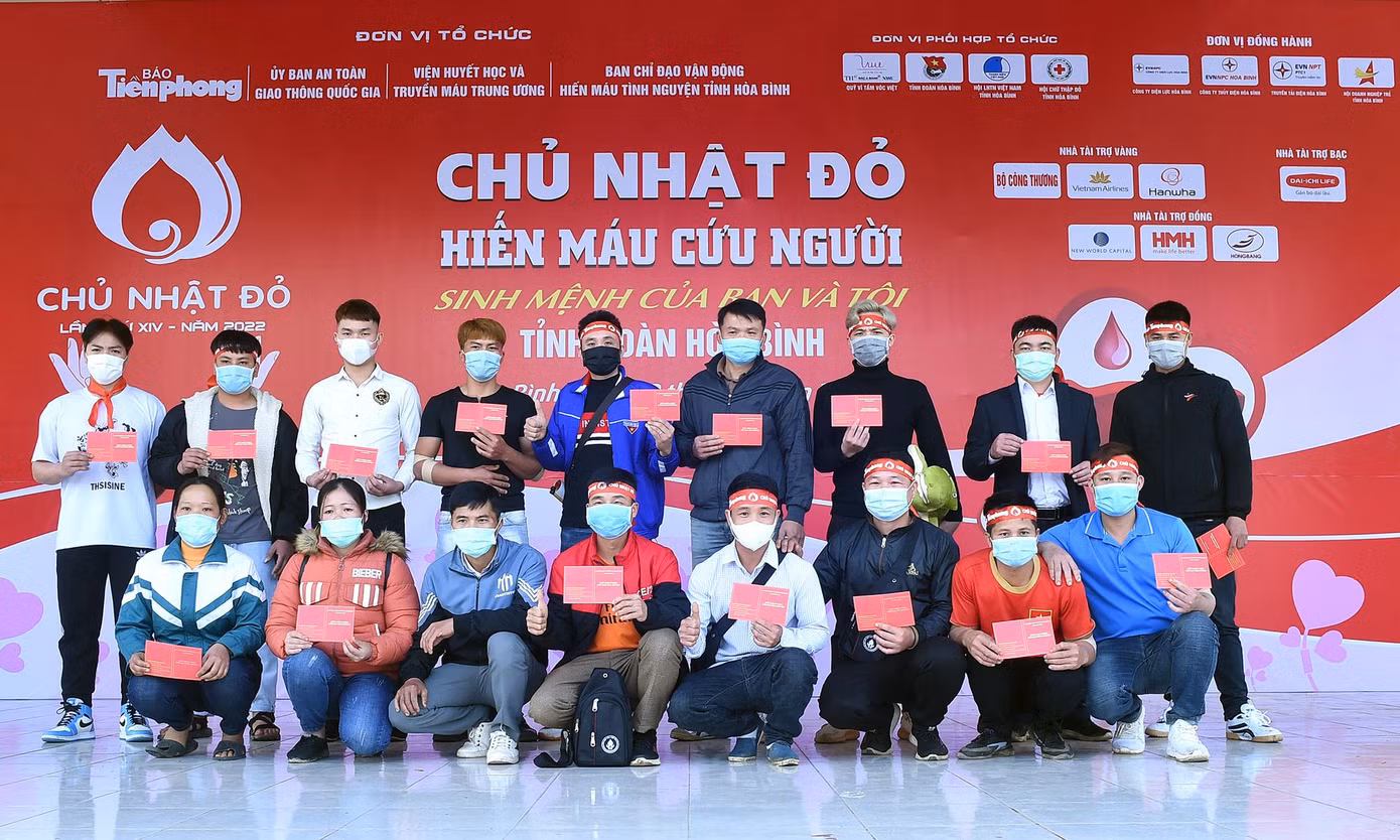 Hơn 20 bạn trẻ xóm Thung (xã Suối Hoa, huyện Tân Lạc) đã cùng tề tựu tại chương trình để thực hiện nghĩa cử cao đẹp hiến máu cứu người. Bùi Minh Hiếu (SN 1988) là một trong số bạn trẻ xóm Thung, hiện làm công nhân điện tử, cho biết bắt đầu hiến máu từ khi tham gia môi trường quân ngũ và đến nay đã hiến 16 lần. Hơn 20 bạn trẻ xóm Thung (xã Suối Hoa, huyện Tân Lạc) đã cùng tề tựu tại chương trình để thực hiện nghĩa cử cao đẹp hiến máu cứu người. Bùi Minh Hiếu (SN 1988) là một trong số bạn trẻ xóm Thung, hiện làm công nhân điện tử, cho biết bắt đầu hiến máu từ khi tham gia môi trường quân ngũ và đến nay đã hiến 16 lần.
